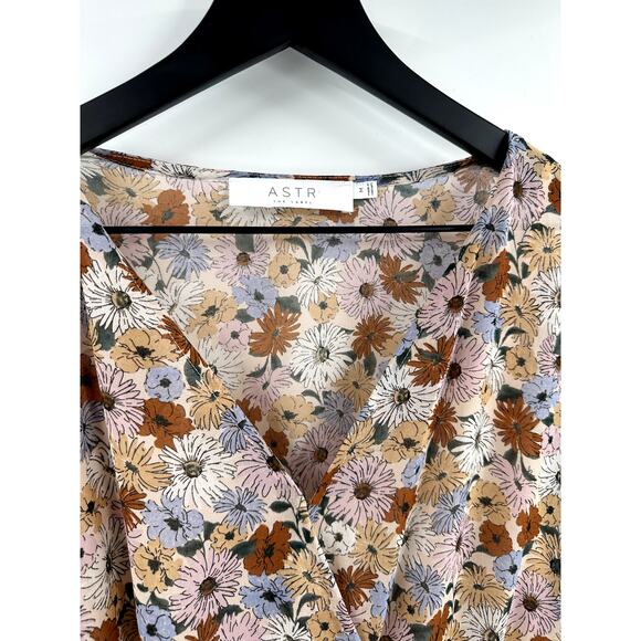 ASTR The Label Floral Tiered Ruffle Mini Dress Size Medium - Picture 2 of 7
